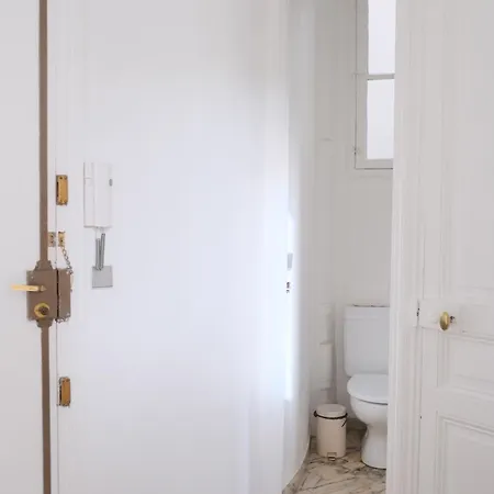 Parisian Close To Champs Elysees - 4pax Apartamento París